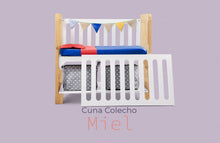 Cargar imagen en el visor de la galería, La Cuna Colecho está diseñada para ser la extensión de la cama de los padres, tu bebé y tú dormirán a la misma altura, juntitos pero cada quién en su espacio. ¡La misma Cuna Colecho es 4 en 1! Se transforma en Cuna tradicional, escritorio y banca de lectura.