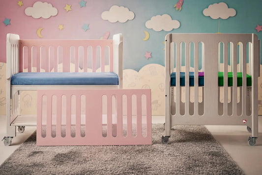 Cuna colecho gemelar blanca y rosa modelo única, vista lateral y frontal mostrando diseño ventilado en los cuatro lados para máxima visibilidad de tus bebés. Mueble funcional para dormir seguro y cerquita del recién nacido. Ideal para gemelos, hecha en México.