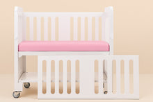 Cargar imagen en el visor de la galería, Imagen frontal de cuna colecho gemelar con barandal desmontable, diseñada para ofrecer cercanía segura desde el nacimiento. Estructura resistente y funcional ideal para el descanso conjunto de dos bebés en la misma habitación.