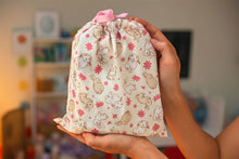 Cargar imagen en el visor de la galería, Sabanitas a medida para tu cuna Colecho. Nuestras sábanas para colecho están fabricadas con telas suaves de algodón de la mejor calidad, para proporcionar un suave contacto con la piel de tu bebé.