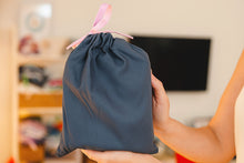 Cargar imagen en el visor de la galería, Sabanitas a medida para tu cuna Colecho. Nuestras sábanas para colecho están fabricadas con telas suaves de algodón de la mejor calidad, para proporcionar un suave contacto con la piel de tu bebé.