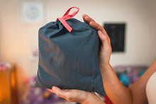 Cargar imagen en el visor de la galería, Sabanitas a medida para tu cuna Colecho. Nuestras sábanas para colecho están fabricadas con telas suaves de algodón de la mejor calidad, para proporcionar un suave contacto con la piel de tu bebé.