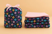 Cargar imagen en el visor de la galería, Sabanitas a medida para tu cuna Colecho. Nuestras sábanas para colecho están fabricadas con telas suaves de algodón de la mejor calidad, para proporcionar un suave contacto con la piel de tu bebé.