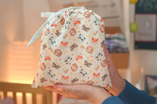 Cargar imagen en el visor de la galería, Sabanitas a medida para tu cuna Colecho. Nuestras sábanas para colecho están fabricadas con telas suaves de algodón de la mejor calidad, para proporcionar un suave contacto con la piel de tu bebé.