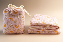 Cargar imagen en el visor de la galería, Sabanitas a medida para tu cuna Colecho. Nuestras sábanas para colecho están fabricadas con telas suaves de algodón de la mejor calidad, para proporcionar un suave contacto con la piel de tu bebé.