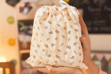 Cargar imagen en el visor de la galería, Sabanitas a medida para tu cuna Colecho. Nuestras sábanas para colecho están fabricadas con telas suaves de algodón de la mejor calidad, para proporcionar un suave contacto con la piel de tu bebé.