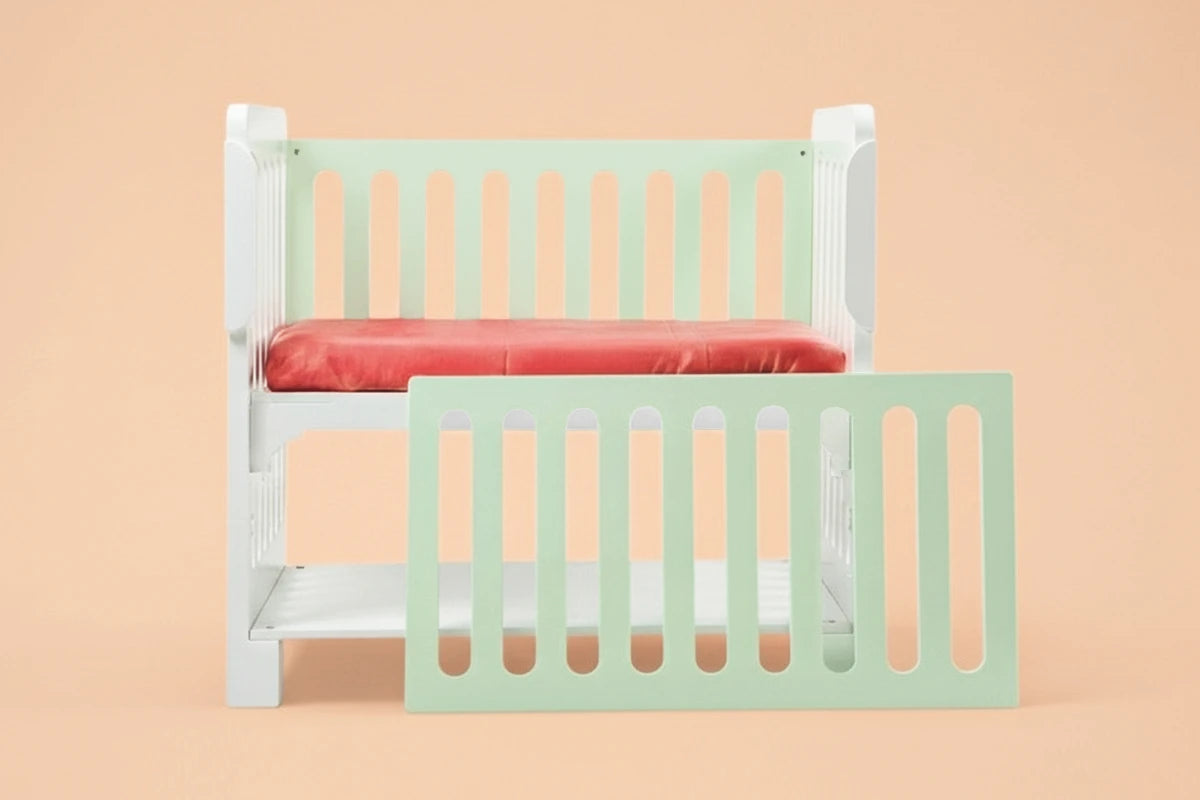 La Cuna Colecho está diseñada para ser la extensión de la cama de los padres, tu bebé y tú dormirán a la misma altura, juntitos pero cada quién en su espacio. ¡La misma Cuna Colecho es 4 en 1! Se transforma en Cuna tradicional, escritorio y banca de lectura.