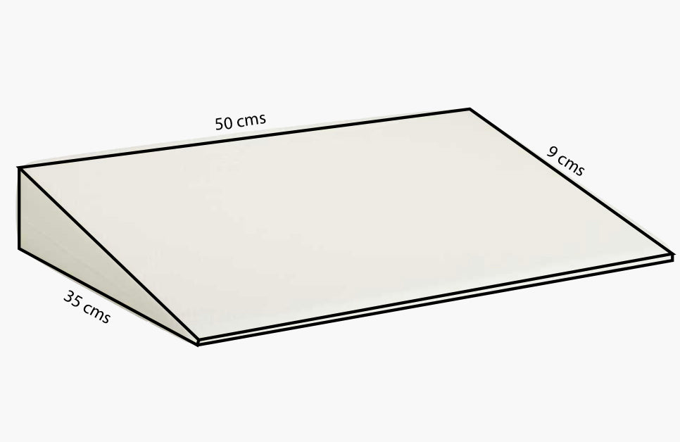 La cuña es de 45°, se sugiere colocarla debajo del colchón como apoyo a la disminución de cólicos y disminución de reflujo* Nuestra cuña mide 50 x 35 cms a lo largo, y 9 cms en la parte más alta del triángulo, para lograr una inclinación de15 grados. ¡Es de fácil mantenimiento porque es desfundable!