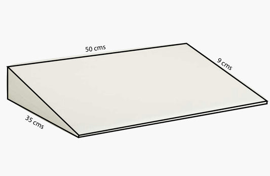 La cuña es de 45°, se sugiere colocarla debajo del colchón como apoyo a la disminución de cólicos y disminución de reflujo* Nuestra cuña mide 50 x 35 cms a lo largo, y 9 cms en la parte más alta del triángulo, para lograr una inclinación de15 grados. ¡Es de fácil mantenimiento porque es desfundable!