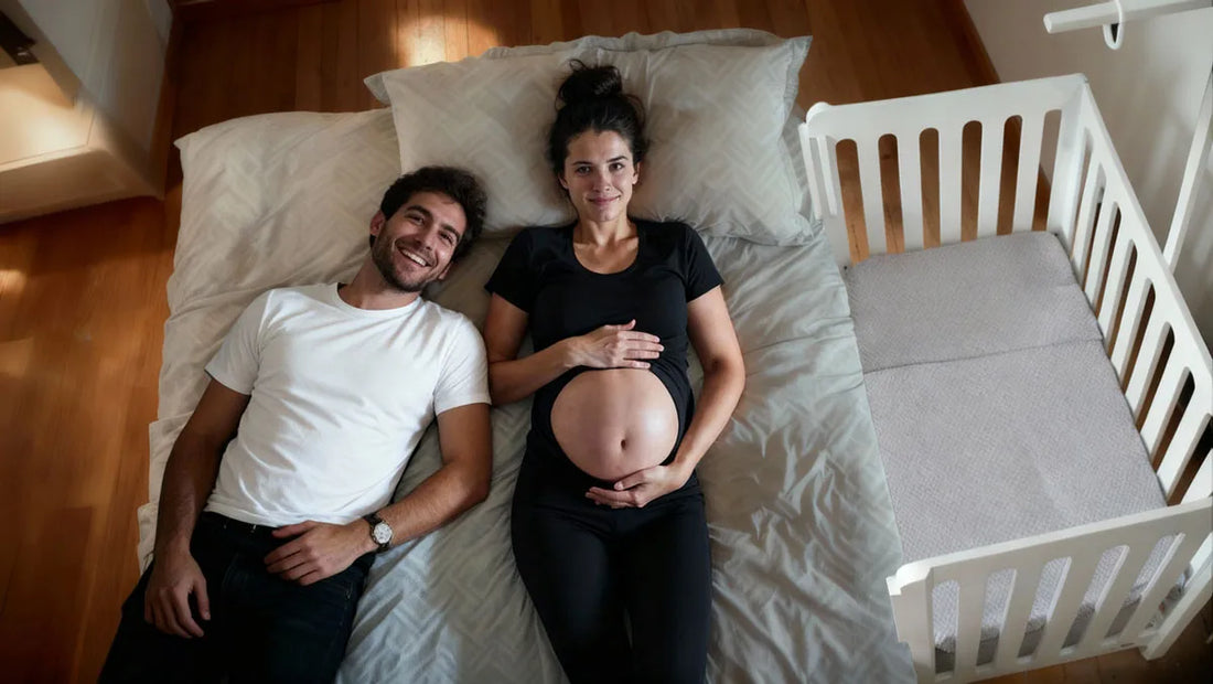 Pareja embarazada descansando junto a una cuna colecho Mexico, imagen que representa el descanso, la cercanía y el colecho seguro durante el embarazo y el posparto.