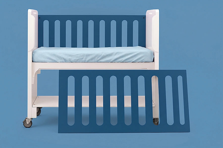 Cuna colecho Nube blanca con azul, sábana azul con cuarto barandal desmontable incluido.