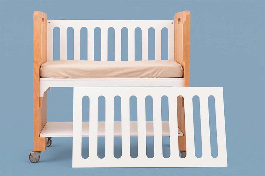 Cuna colecho Nube madera natural con barandales blancos, sábana baige, con cuarto barandal desmontable incluido.
