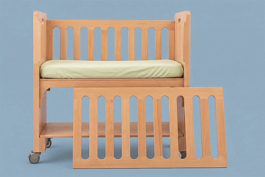 Cuna colecho Nube madera natural, sábana verde, con cuarto barandal desmontable incluido.