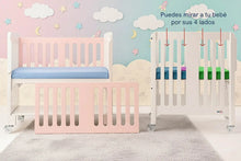 Cargar imagen en el visor de la galería, Cuna colecho gemelar blanca y rosa modelo única, vista lateral y frontal mostrando diseño ventilado en los cuatro lados para máxima visibilidad de tus bebés. Mueble funcional para dormir seguro y cerquita del recién nacido. Ideal para gemelos, hecha en México.