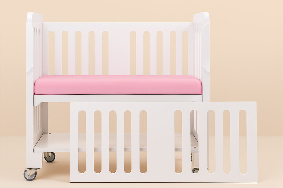 Imagen frontal de cuna colecho gemelar con barandal desmontable, diseñada para ofrecer cercanía segura desde el nacimiento. Estructura resistente y funcional ideal para el descanso conjunto de dos bebés en la misma habitación.