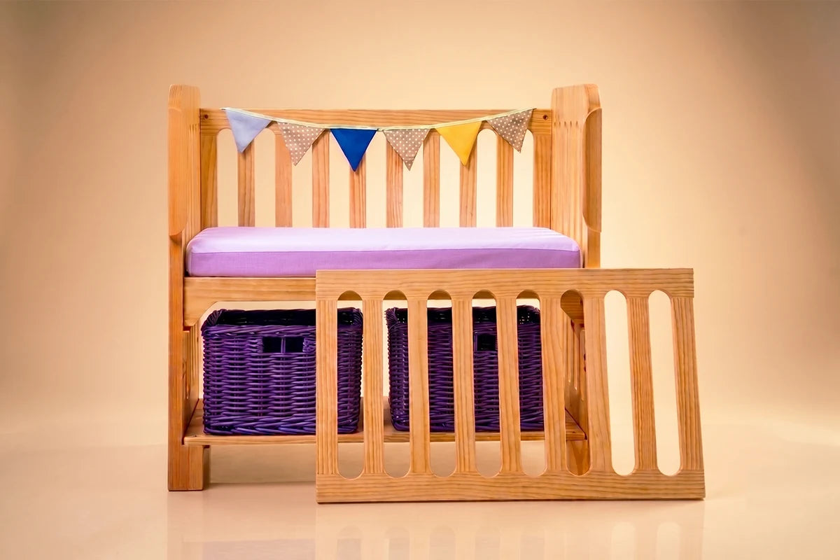 La Cuna Colecho está diseñada para ser la extensión de la cama de los padres, tu bebé y tú dormirán a la misma altura, juntitos pero cada quién en su espacio. ¡La misma Cuna Colecho es 4 en 1! Se transforma en Cuna tradicional, escritorio y banca de lectura.