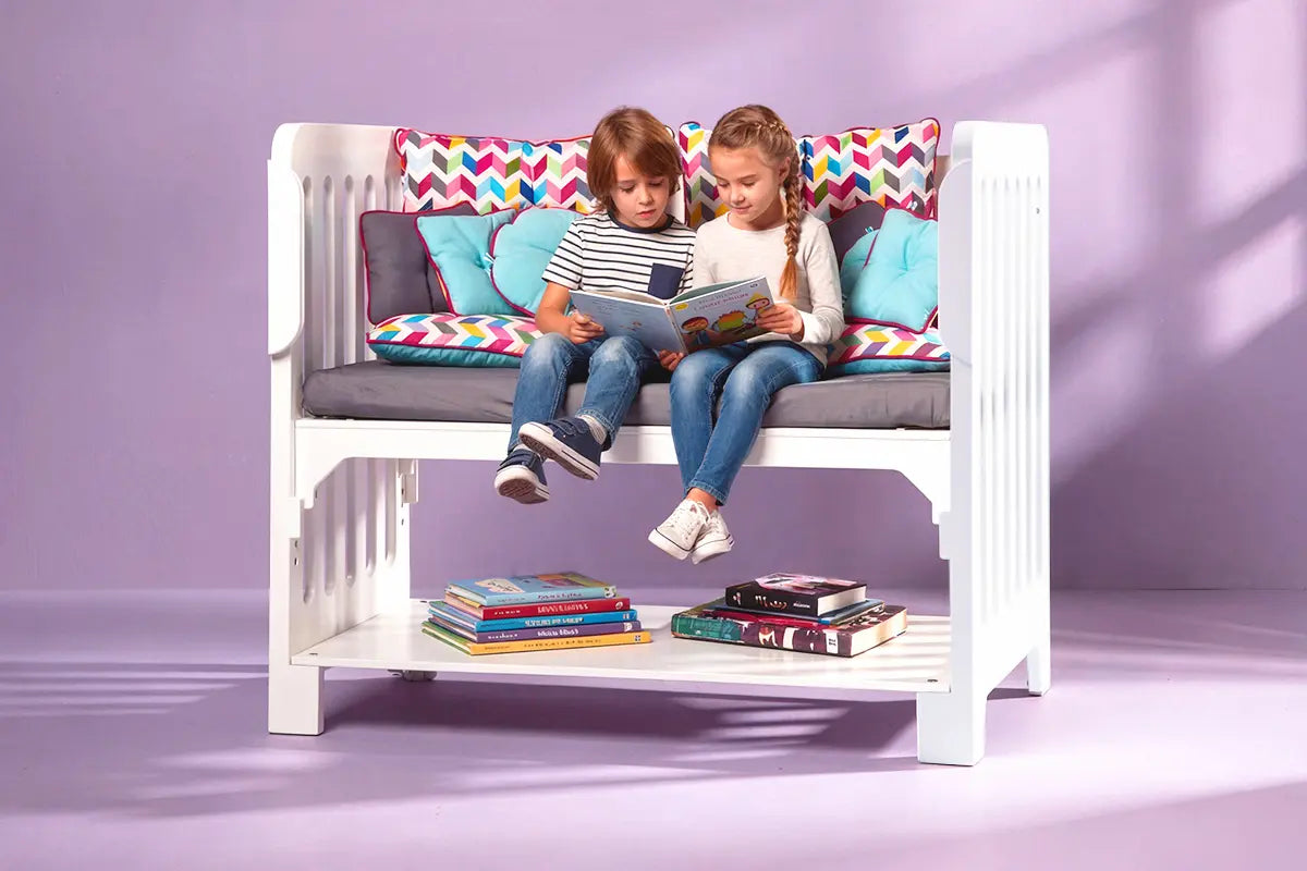 Niños leyendo en una Cuna Colecho México en su función de banca de lectura