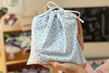 Cargar imagen en el visor de la galería, Sabanitas a medida para tu cuna Colecho. Nuestras sábanas para colecho están fabricadas con telas suaves de algodón de la mejor calidad, para proporcionar un suave contacto con la piel de tu bebé.
