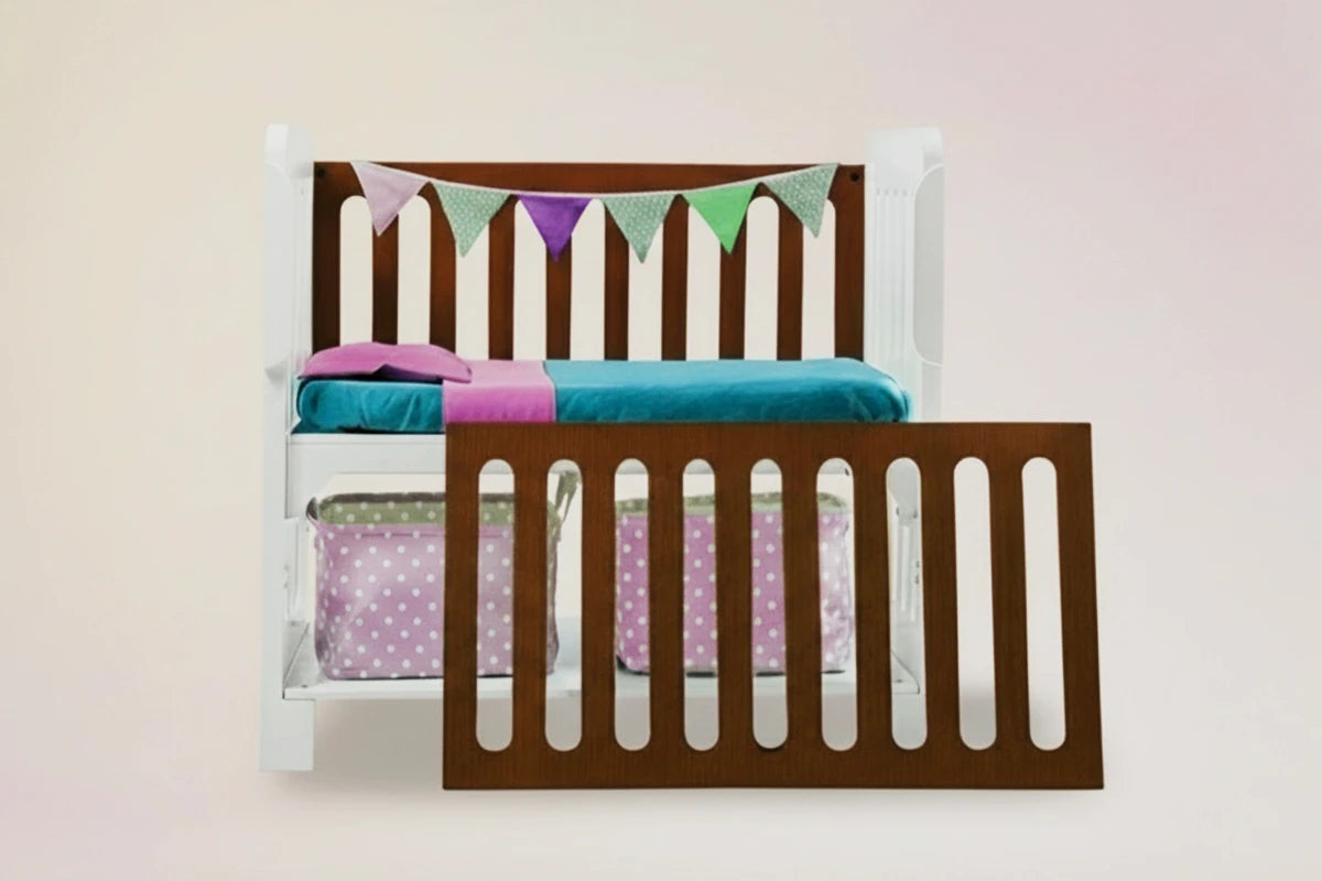 Cuna Colecho 4 en 1 Modelo Destellos color blanco con caramelo, ideal para dormir al bebé seguro y a tu lado. Diseño multifuncional que evoluciona a cuna tradicional, escritorio y banca de lectura. Fotografía profesional con fondo claro estilo catálogo.