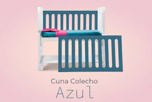 Cargar imagen en el visor de la galería, Esta imagen presenta la Cuna Colecho 4 en 1 Modelo Destellos en color azul, un mueble multifuncional diseñado en México para dormir al bebé seguro y cerquita de mamá y papá. Su estructura se adapta al crecimiento del bebé y funciona como colecho, cuna tradicional, escritorio y banca de lectura. Ideal para hogares que buscan practicidad, estabilidad y diseño. Fondo rosa pastel que resalta el color de la cuna y mantiene un estilo profesional de catálogo.