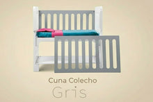 Cargar imagen en el visor de la galería, Cuna colecho 4 en 1 modelo Destellos en color gris, diseñada para dormir al bebé seguro y a la altura de los padres. Extensión de cama para recién nacido, multifuncional y convertible en cunita, escritorio y banca de lectura. Madera segura, diseño estable y pensada para moverla por toda la casa. Ideal para familias que buscan cercanía y descanso.