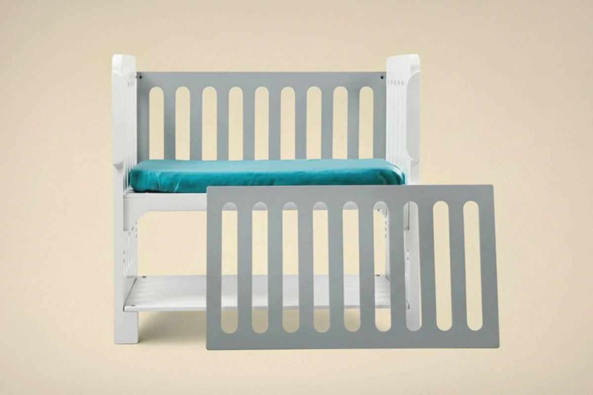 Cuna colecho 4 en 1 modelo Destellos en color gris, diseñada para dormir al bebé seguro y a la altura de los padres. Extensión de cama para recién nacido, multifuncional y convertible en cunita, escritorio y banca de lectura. Madera segura, diseño estable y pensada para moverla por toda la casa. Ideal para familias que buscan cercanía y descanso.