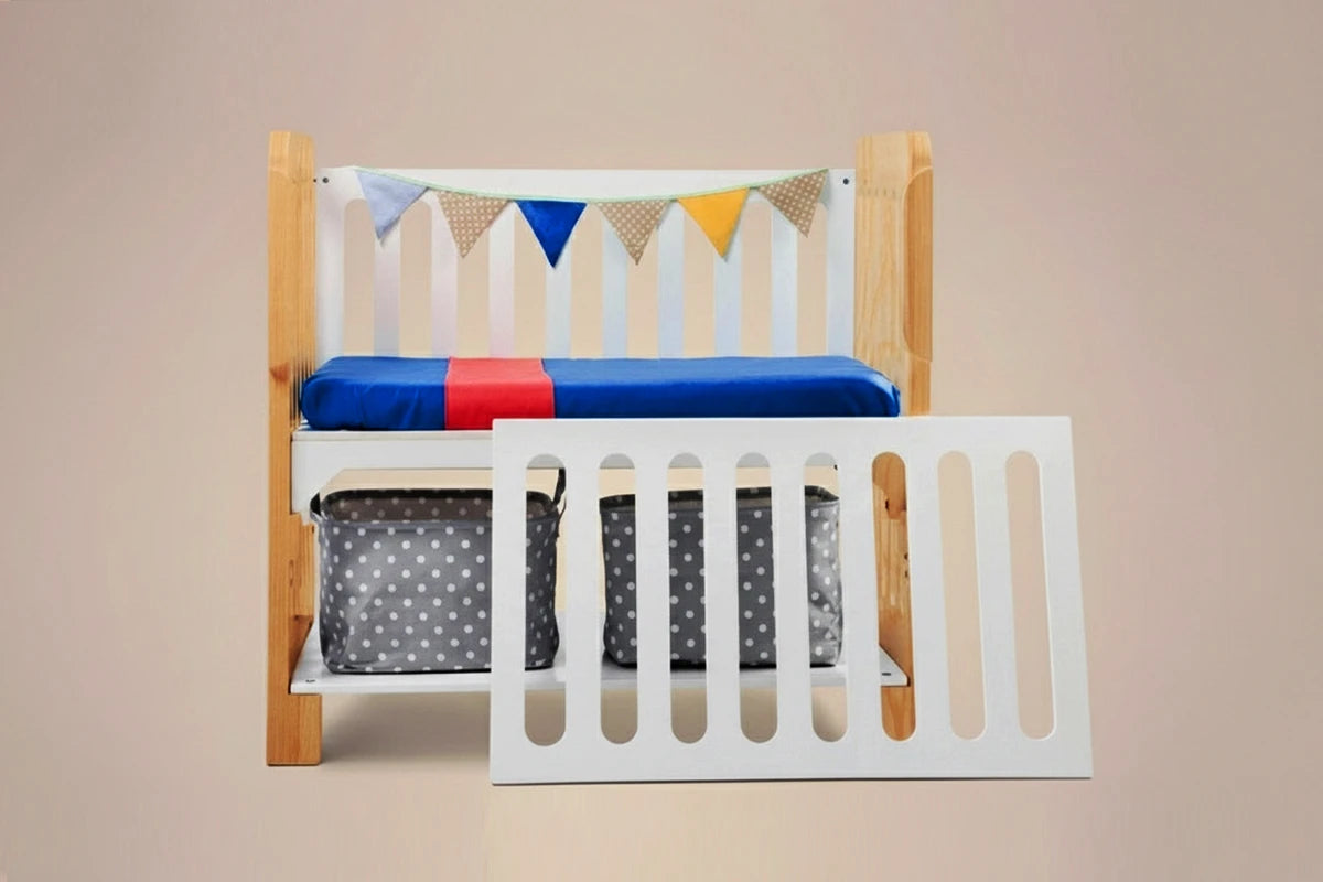 Cuna colecho 4 en 1 Modelo Destellos, diseño seguro y funcional con aberturas en los cuatro lados para vigilar al bebé, tamaño práctico para moverla por toda la casa. Se transforma en cunita tradicional, escritorio infantil y banca de lectura. Ideal para dormir cerquita del bebé con seguridad y acompañarlo en diferentes etapas.