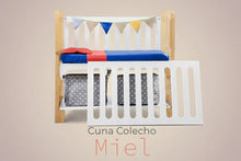 Cargar imagen en el visor de la galería, Cuna colecho 4 en 1 Modelo Destellos, diseño seguro y funcional con aberturas en los cuatro lados para vigilar al bebé, tamaño práctico para moverla por toda la casa. Se transforma en cunita tradicional, escritorio infantil y banca de lectura. Ideal para dormir cerquita del bebé con seguridad y acompañarlo en diferentes etapas.