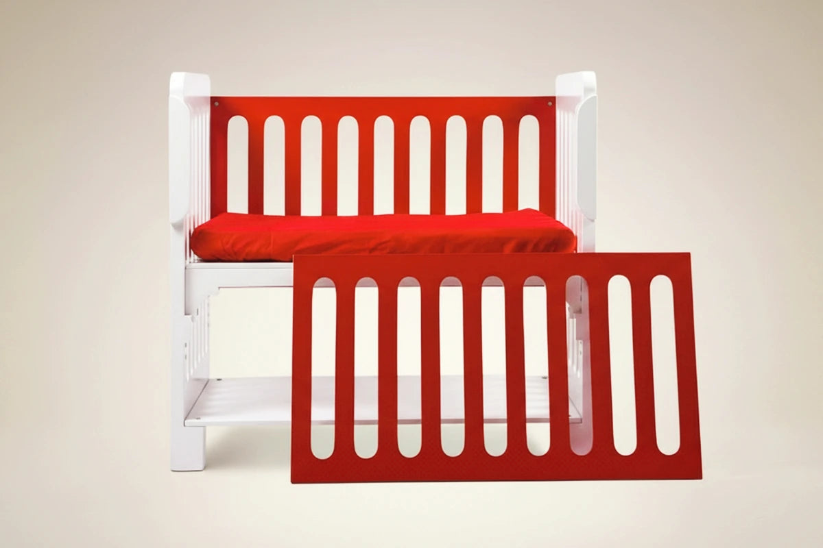 Cuna colecho 4 en 1 Modelo Destellos en color rojo cereza, vista frontal con barandal desmontado y fondo pastel en estilo de catálogo.