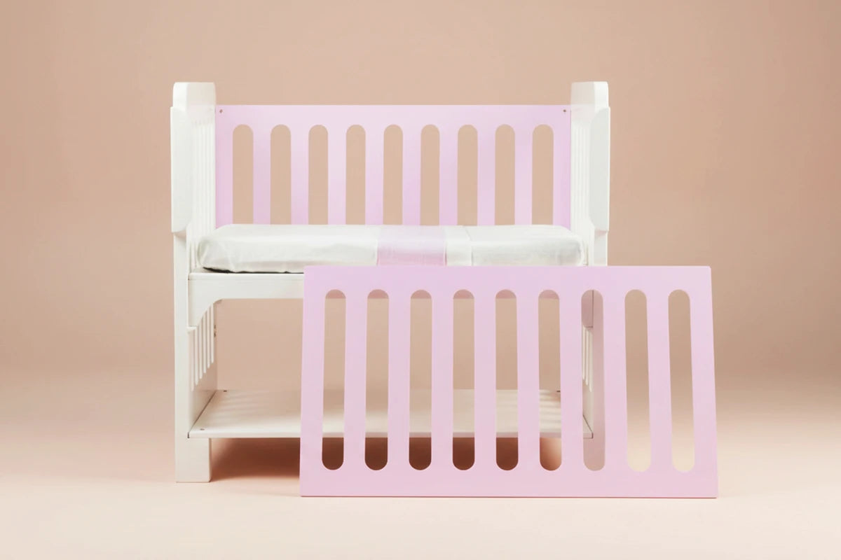 La Cuna Colecho está diseñada para ser la extensión de la cama de los padres, tu bebé y tú dormirán a la misma altura, juntitos pero cada quién en su espacio. ¡La misma Cuna Colecho es 4 en 1! Se transforma en Cuna tradicional, escritorio y banca de lectura.