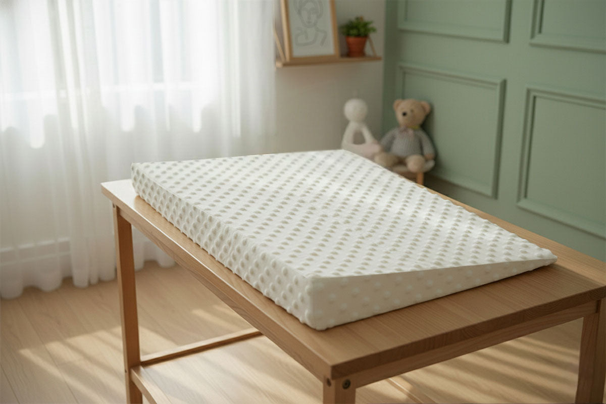 La cuña es de 45°, se sugiere colocarla debajo del colchón como apoyo a la disminución de cólicos y disminución de reflujo*  Nuestra cuña mide 50 x 35 cms a lo largo, y 9 cms en la parte más alta del triángulo, para lograr una inclinación de15 grados.  ¡Es de fácil mantenimiento porque es desfundable!