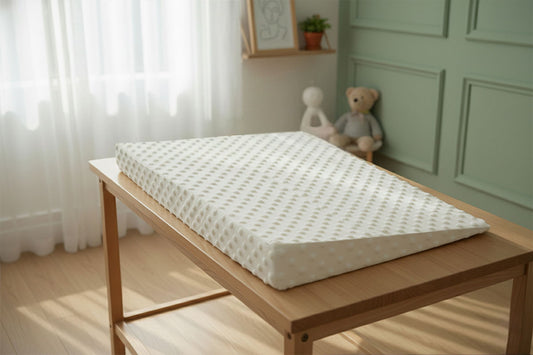 La cuña es de 45°, se sugiere colocarla debajo del colchón como apoyo a la disminución de cólicos y disminución de reflujo*  Nuestra cuña mide 50 x 35 cms a lo largo, y 9 cms en la parte más alta del triángulo, para lograr una inclinación de15 grados.  ¡Es de fácil mantenimiento porque es desfundable!