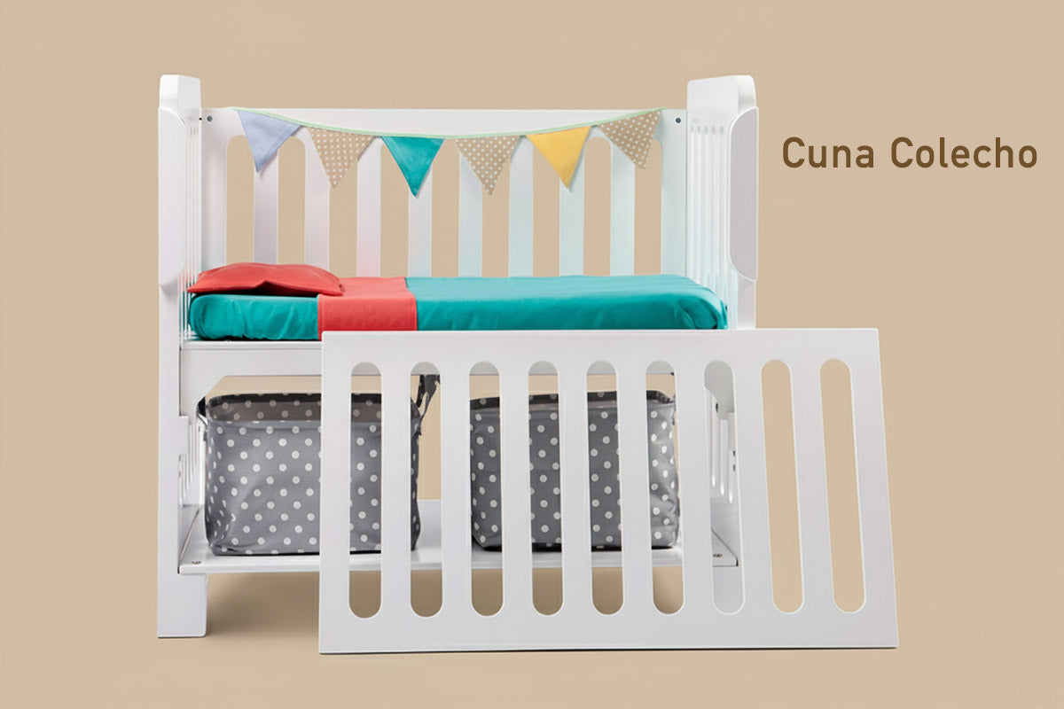 Cuna Colecho 4 en 1 Modelo Destellos en modo colecho, abierta por un lado para colocarse a la misma altura de la cama de los padres. Diseño funcional que permite que el bebé duerma cerquita, seguro y en su propio espacio, facilitando la lactancia y el descanso nocturno. Estructura compacta con aberturas para vigilar al bebé y tamaño ideal para moverla fácilmente en casa. Fabricada en México para un colecho consciente y práctico desde el nacimiento.