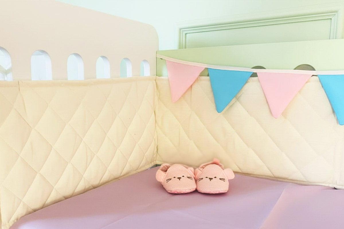 Bumper protector de barandal para cuna colecho, acolchado de 3 lados con amarres, hecho a la medida perfecta de Cuna Colecho México