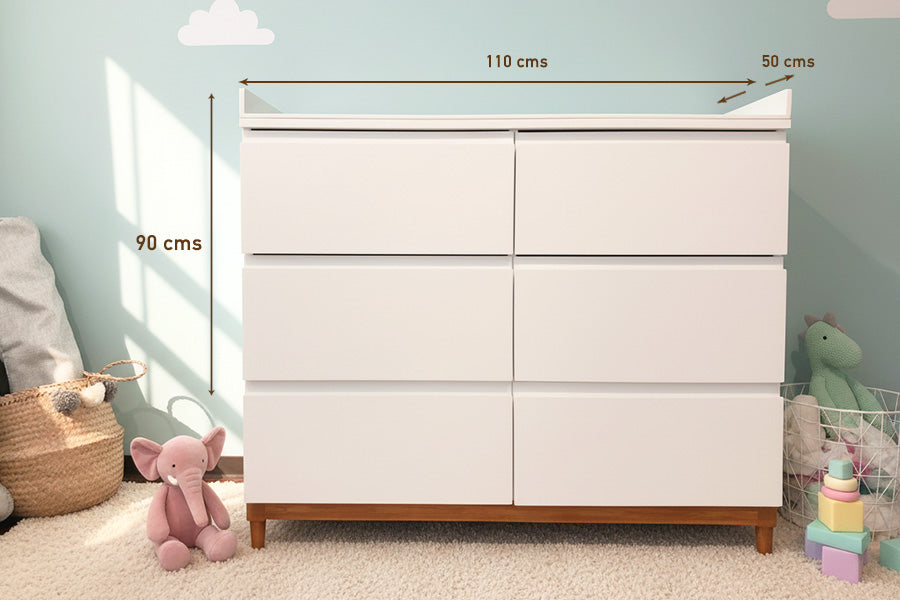 Cambiador grande y cuna colecho en habitación infantil, mueble práctico para organizar la ropa y accesorios del bebé.”